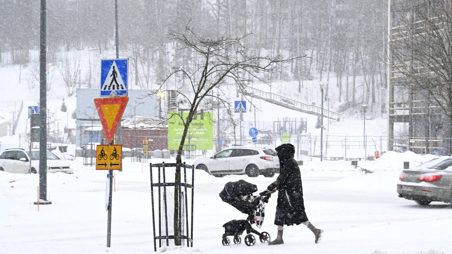 Liikenne | Samassa risteyksessä kolaroitiin kolme kertaa tunnin aikana Espoossa: ”Tiet ovat hirvittävän liukkaita”