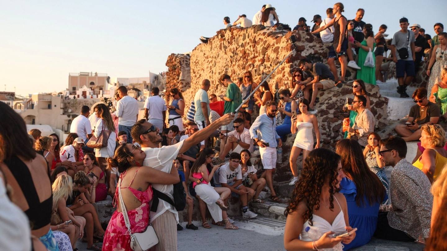 Kreikka | Maailman­kuulu Santorini uhkaa hukkua turisteihin