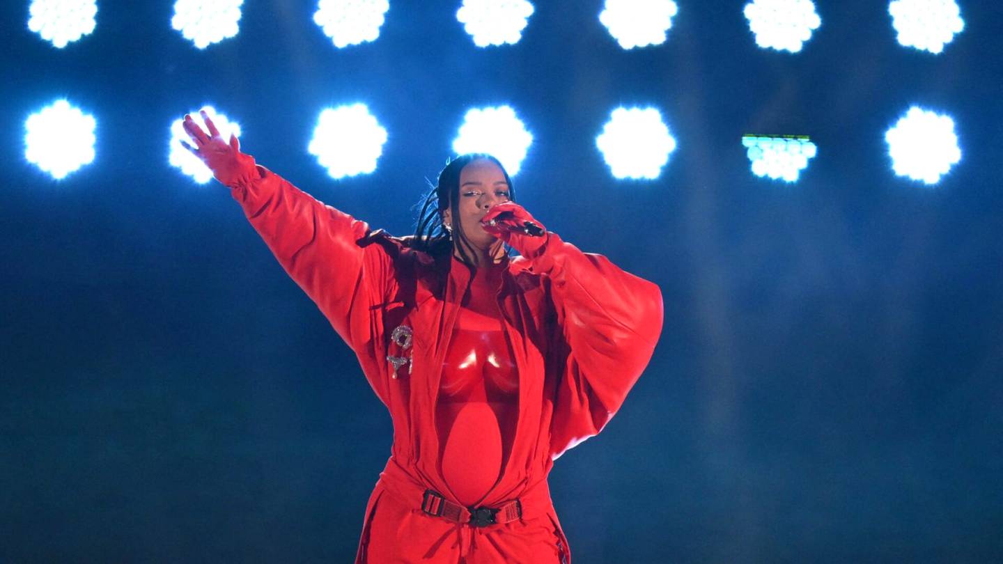 Super Bowl | Takkinsa kääntänyt Rihanna esiintyi karibialaisin vivahtein – meemitili otti heti ilon irti