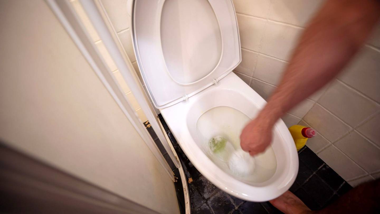 Siivous | Vessan­pöntön voi pestä myös todella helposti ja nopeasti – Näin toimii wc-pommi, joka vaikuttaa kuin itsestään