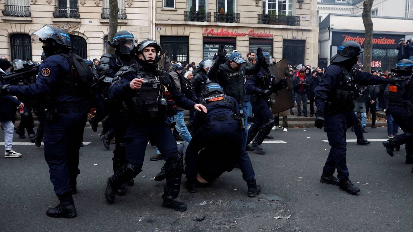 Ranskan yleislakko | Poliisi käytti Pariisissa kyynel­kaasua eläke­uudistusta vastustavia mielen­osoittajia vastaan