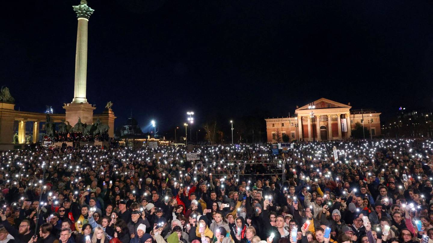 Unkari | Kymmenet tuhannet osoittivat mieltä Orbánin hallitusta vastaan