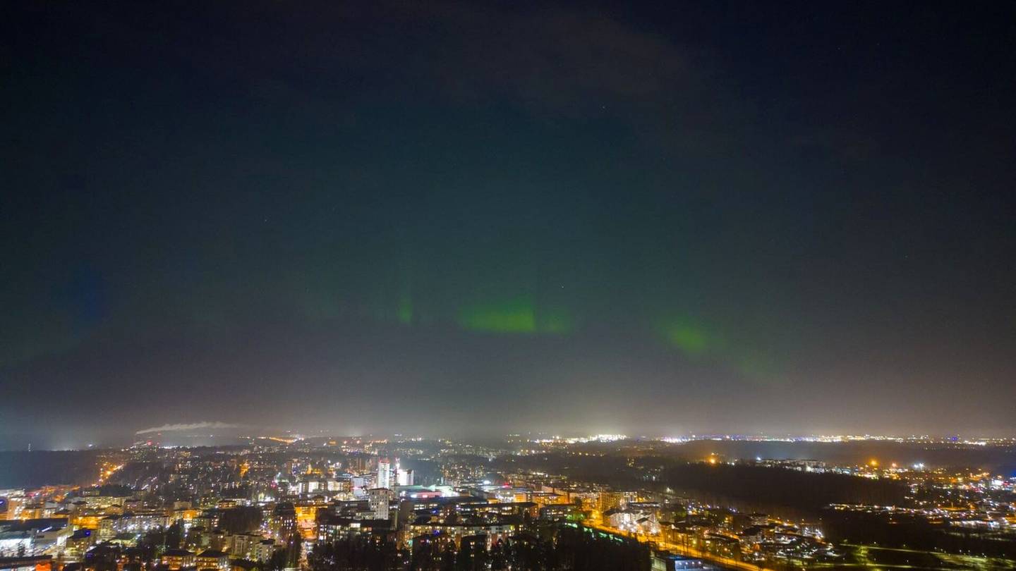 HS Helsinki | Petri Äikiä sai napattua harvinaisen valo­kuvan – Tältä näyttävät revon­tulet Helsingin taivaalla
