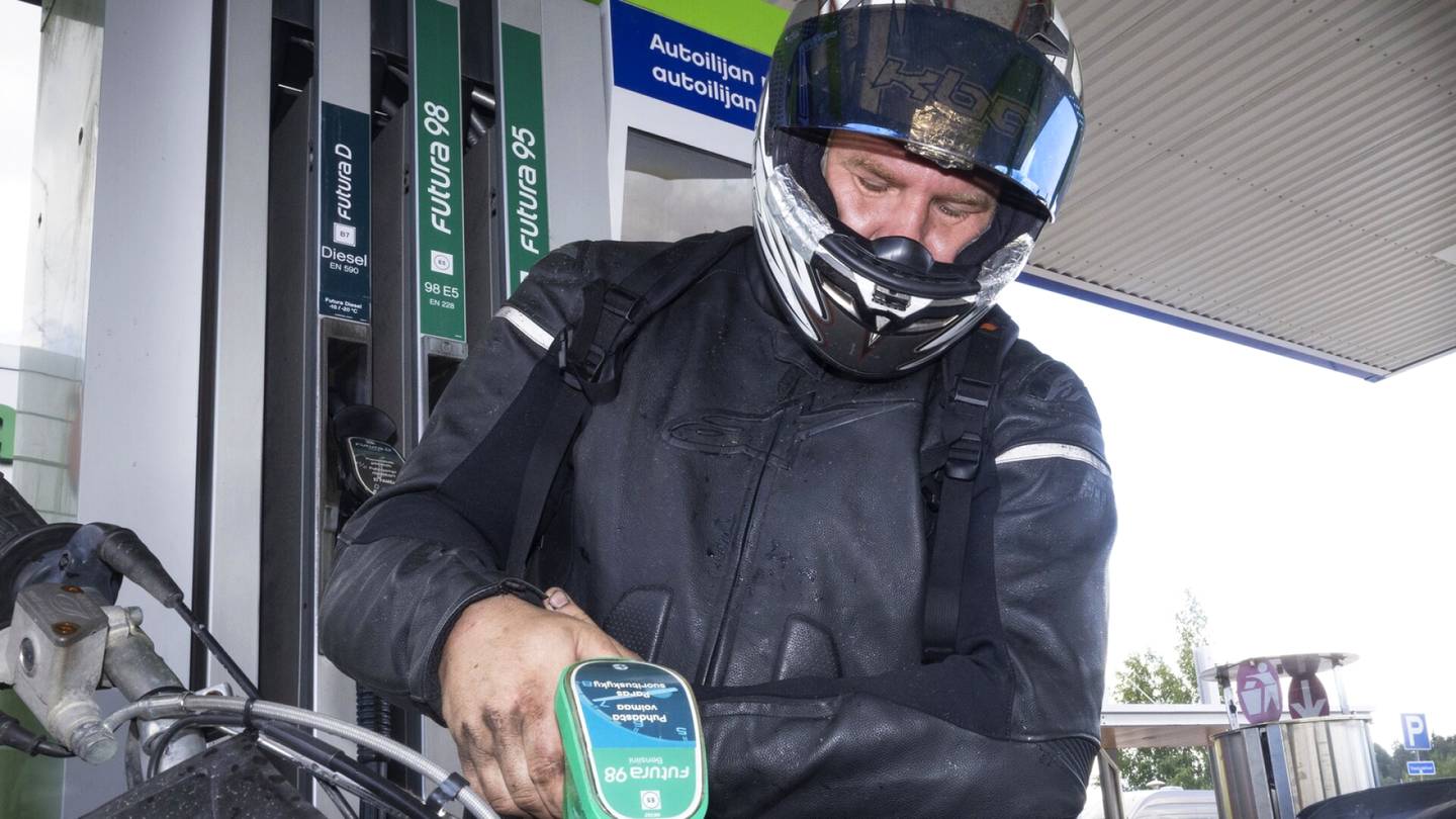 Venäjä | Itärajalta on pitkään matkustettu halvan bensan perässä Venäjälle – Rajoitusten poistuminen nosti esiin tankkaus­reissujen moraalisen puolen