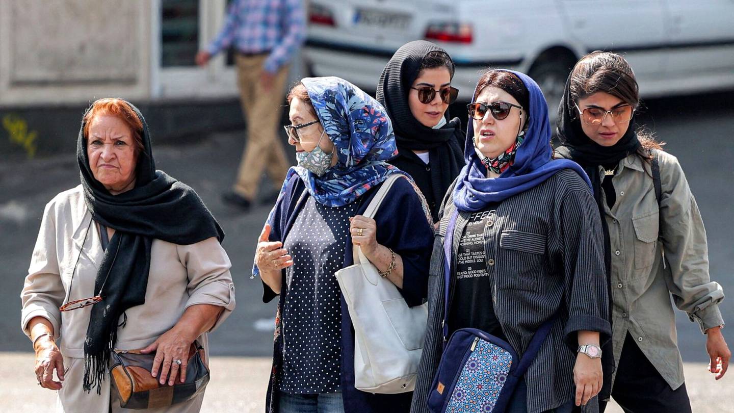 Tasa-arvo | Iran sanoo tarkastelevansa uudelleen lakia, joka vaatii naisilta hijab-huivin käyttämistä