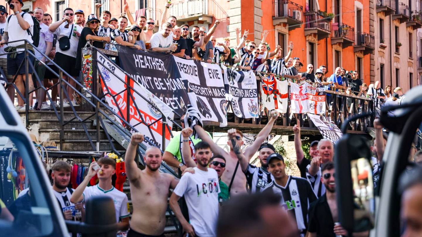 Jalkapallo | Newcastlen fanit ottivat ilon irti Milanossa: kadulla liukumista vatsallaan ja kanavassa uimista