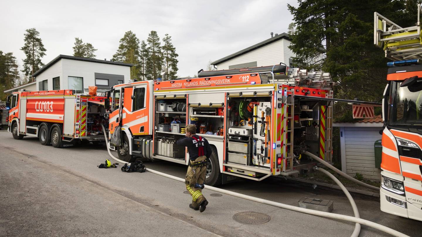 Espoo | Pelastus­laitoksella raju henkilöstö­pula: Tärkeää tikas­autoa ei voida välillä käyttää