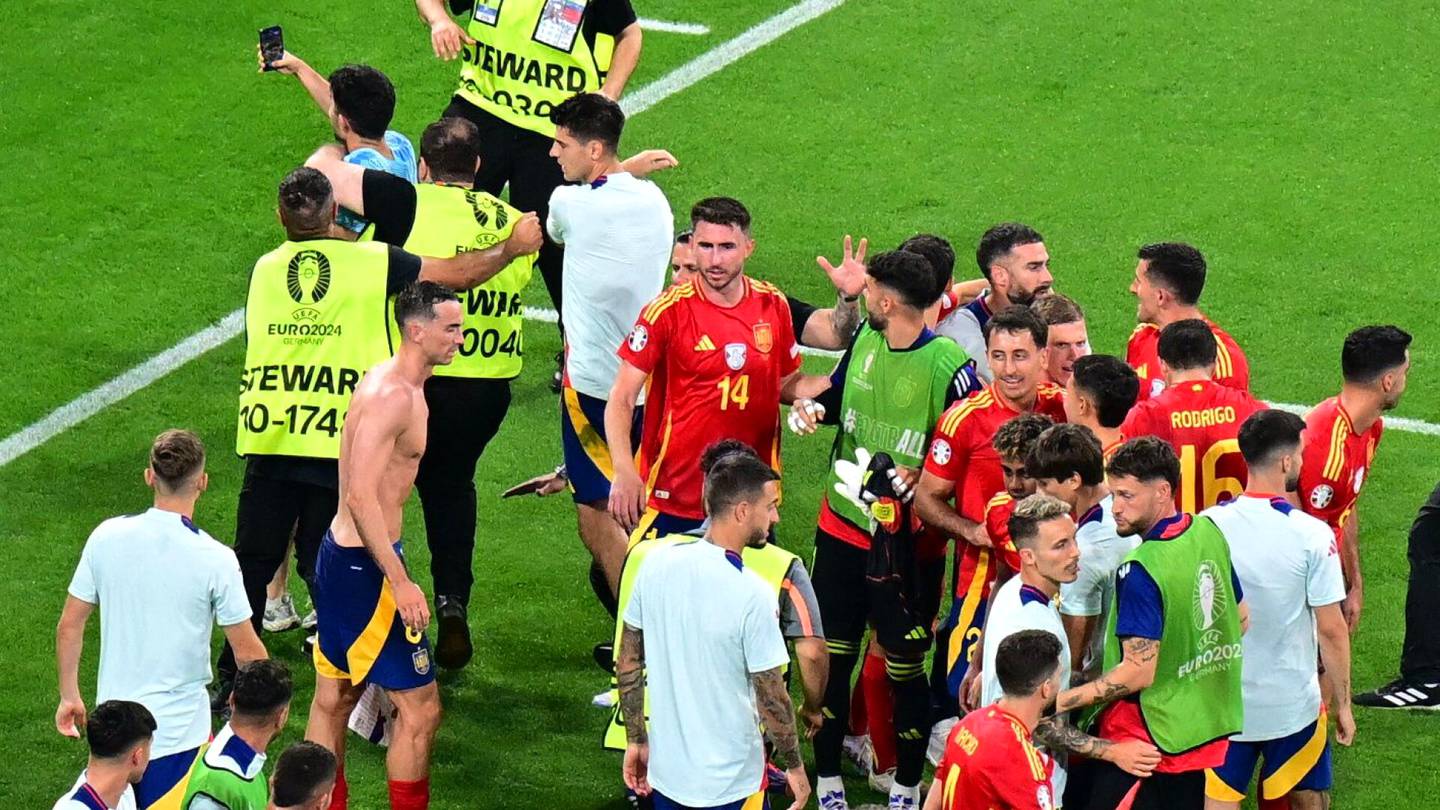 Jalkapallon EM-kisat | Katsoja ryntäsi kentälle, Espanjan kapteeni loukkaantui – ”Skandaalimaista”