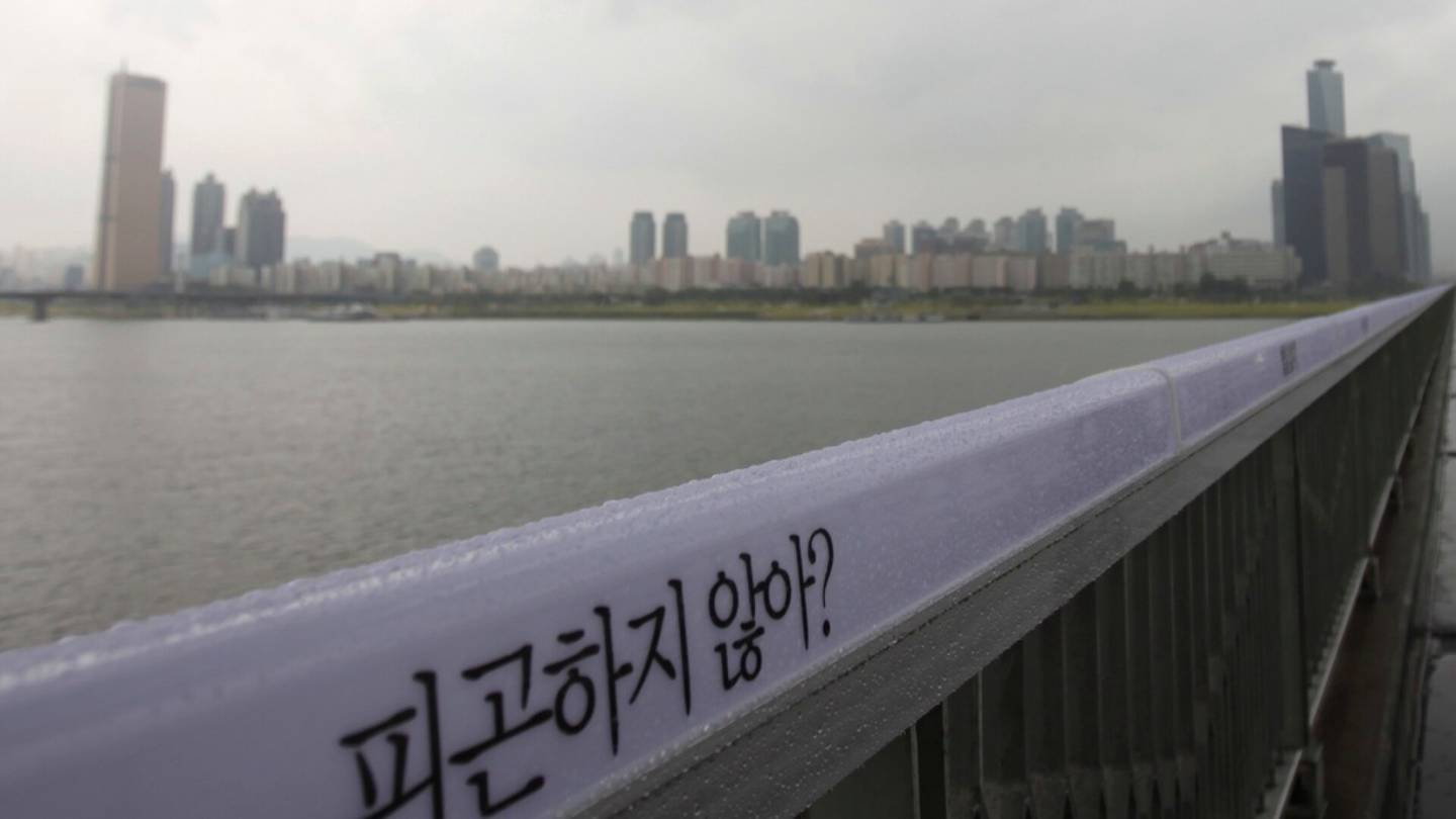 Etelä-Korea | Poliitikko yhdisti miesten itse­murha­yritysten nousun naisten työllistymiseen: ”naisten hallitsema yhteiskunta”