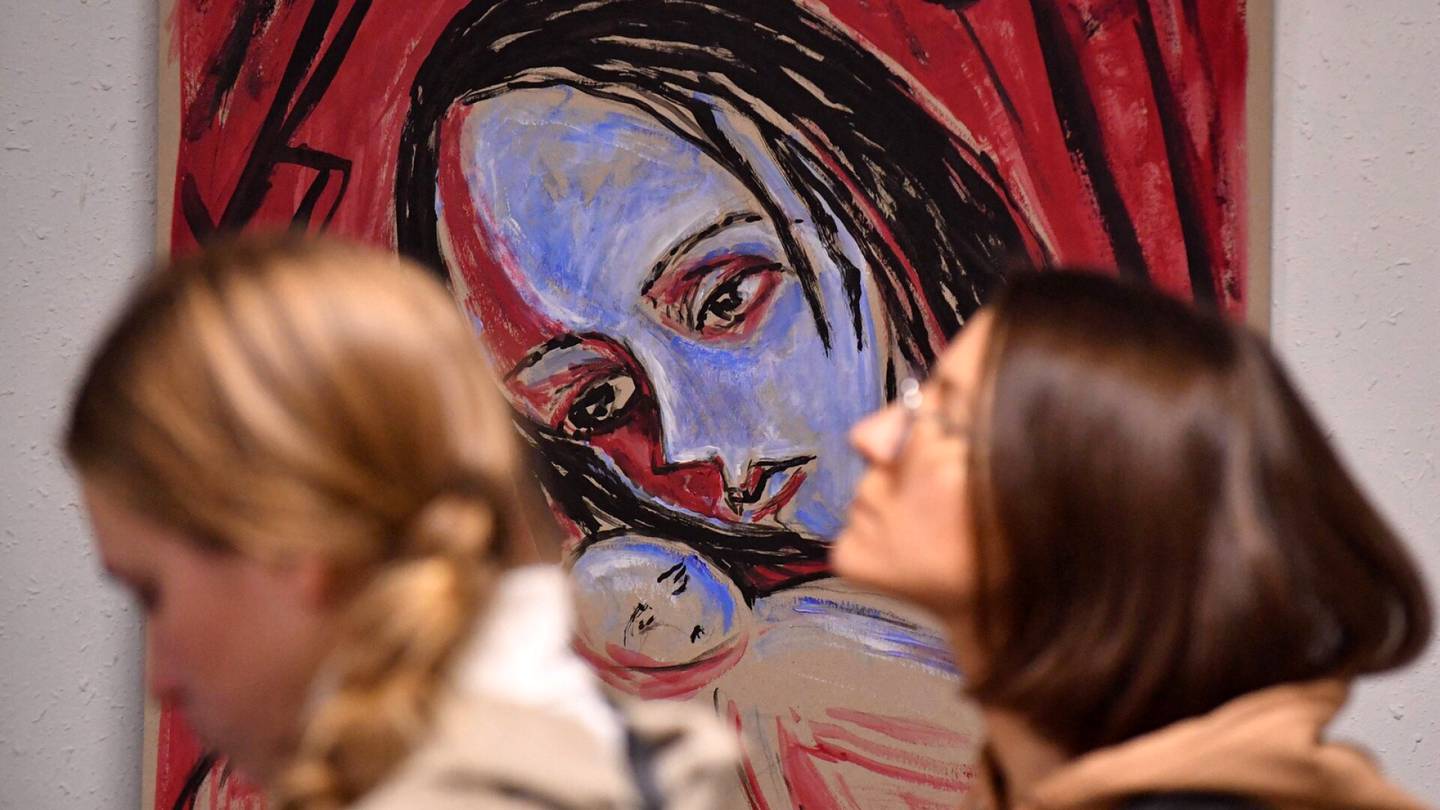 Taide | Aktivisti-taiteilija Elena Osipovan näyttely avautui Pietarissa sodanvastaisena protestina
