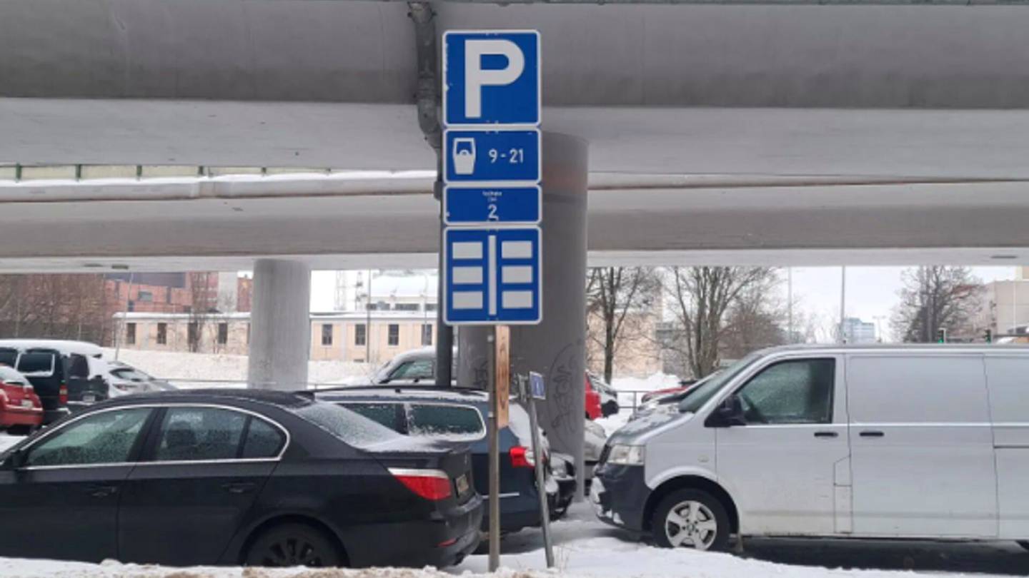 Pysäköinti | Taas yksi suosittu parkki­alue muuttui maksulliseksi Helsingissä