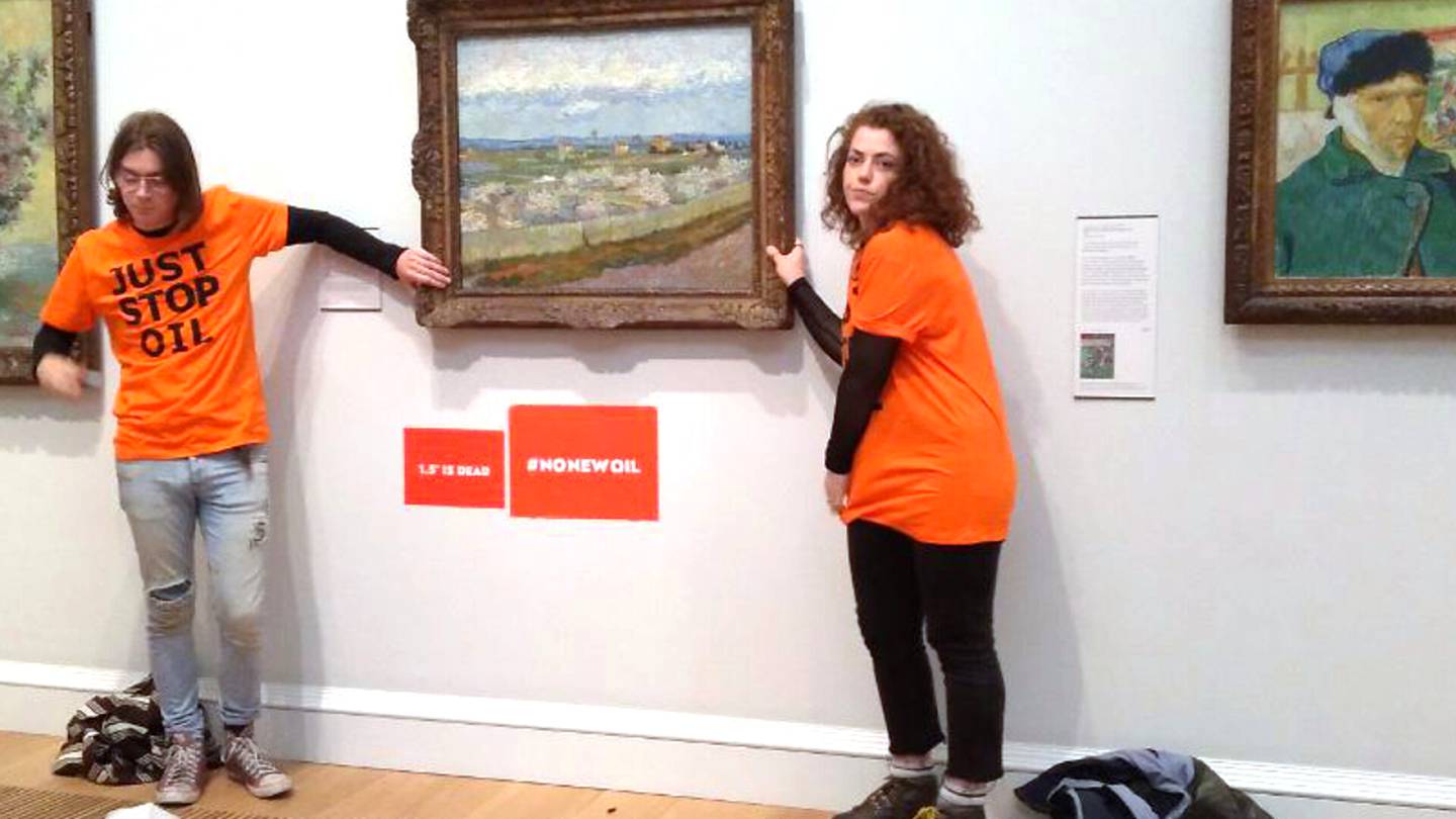 Aktivismi | Ilmastoaktivistit liimasivat kätensä Vincent van Goghin maalauksen kehykseen