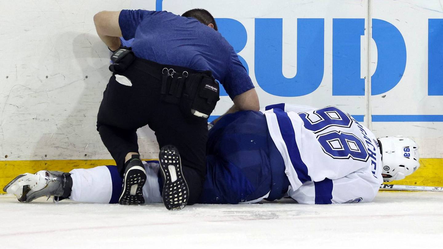 Jääkiekko | Venäläistähti loukkaantui pahasti NHL:ssä – itki kivusta, kun häntä kannettiin kaukalosta