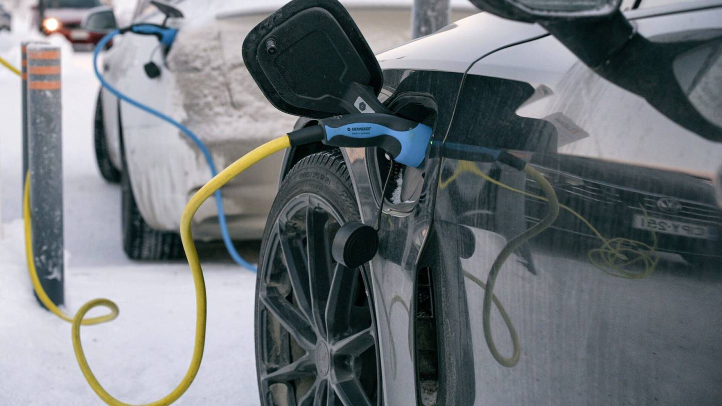Sähköautoilu | Traficom: Sähköautojen julkinen latausinfra kehittyy Suomessa lupaavasti