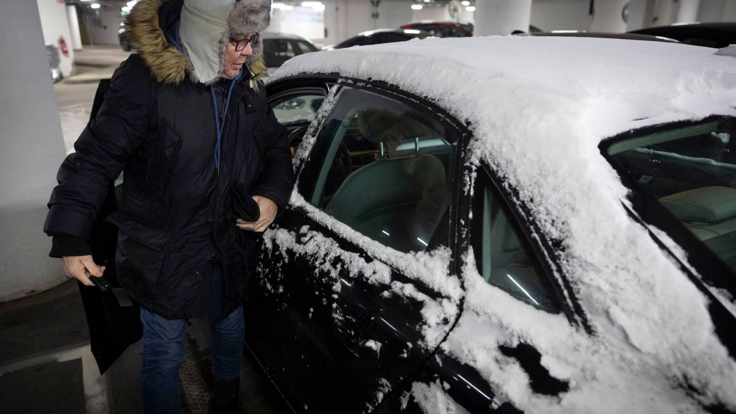 Kylmyys | Pakkanen toi jälleen kauppakeskuksiin vuotuisen ilmiön: ”Sulatettavat” autot