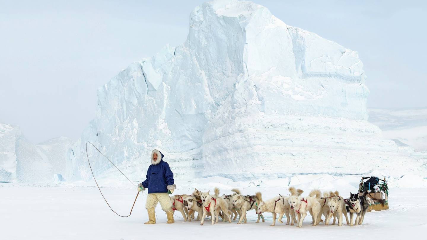 Näyttelyarvostelu | Suomalais­kuvaajan ainutlaatuiset kuvat Grönlannista näyttävät, miten elämä pohjoisessa on muuttunut 30 vuodessa
