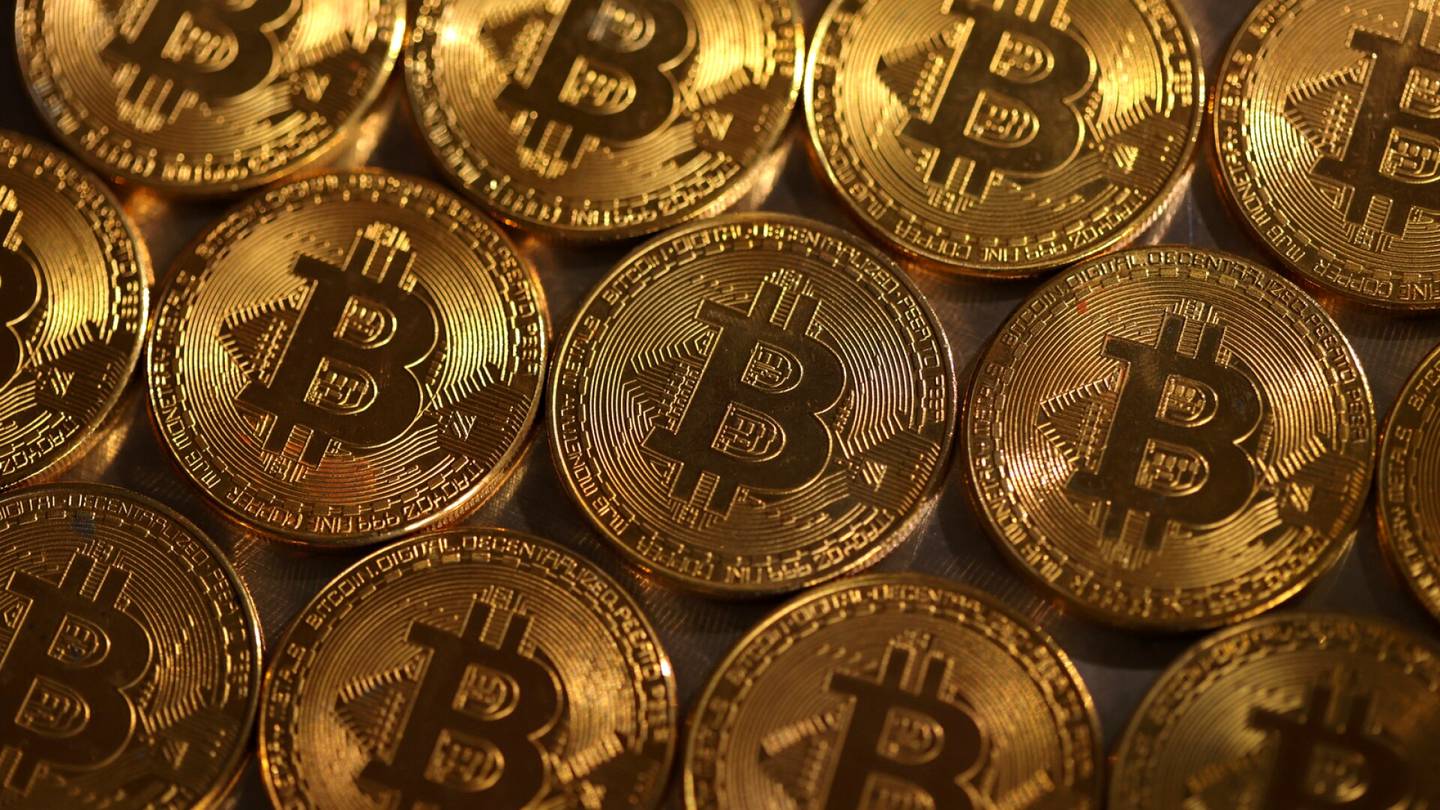 Teknologia | Yhden bitcoinin louhiminen maksaa nykyisellä sähkönhinnalla lähes 60 000 euroa – Pitäisikö sähkösyöpöt kryptot laittaa kuriin lailla?