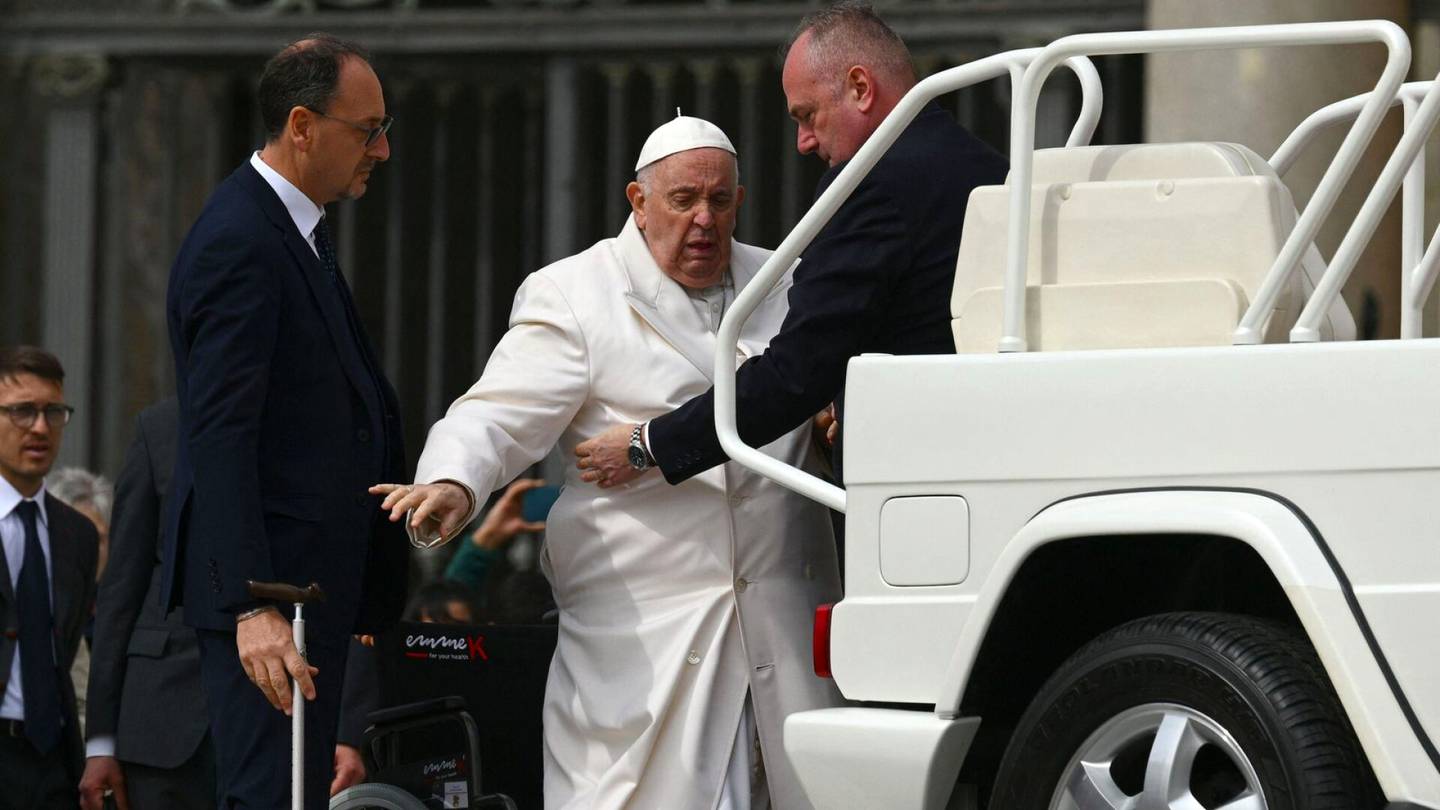 Vatikaani | Paavin torstai­aamun menot peruttu, saattaa viettää yön sairaalassa