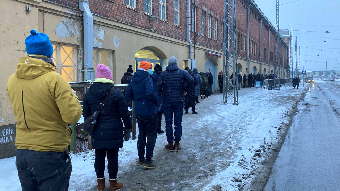 Koronavirus | Kolmannen korona­rokotteen saavat Helsingissä nyt ilman ajan­varausta 60 vuotta täyttäneet ja riski­ryhmiin kuuluvat
