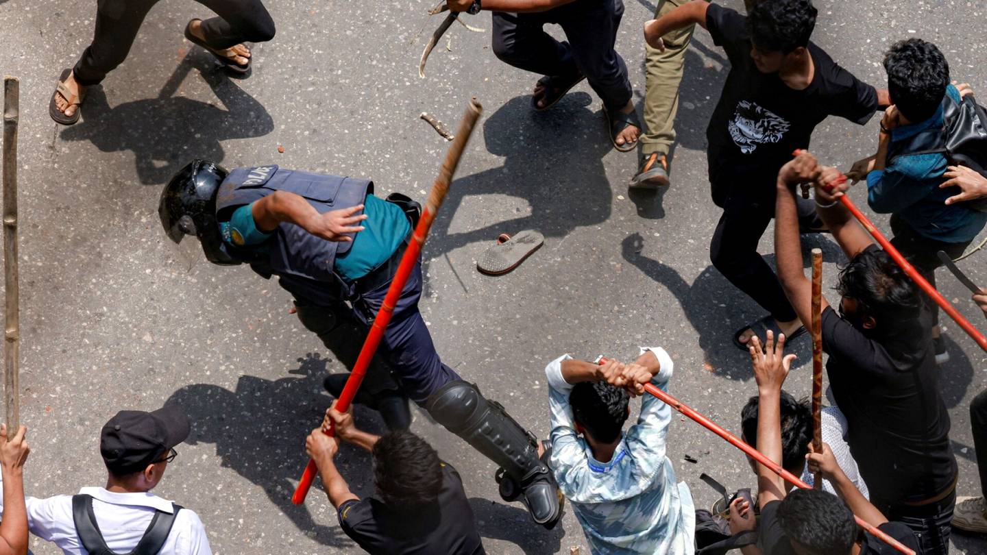 Bangladesh | Työpaikkojen kiintiö­järjestelmä suisti Bangladeshin väki­valtaisuuksiin: yli 110 kuollut, 300 poliisia loukkaantui