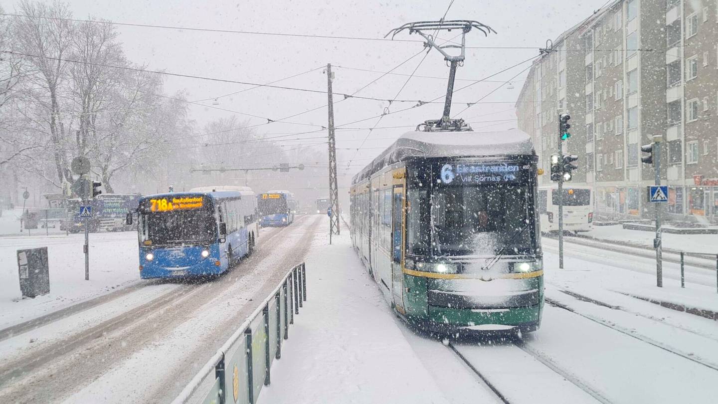Joukkoliikenne | Helsingissä sataa sankasti lunta: Ratikka­liikenteessä häiriöitä, ajokeli erittäin huono