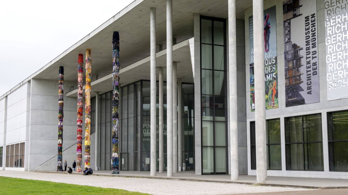 Saksa | Taidemuseon työntekijä sai potkut ripustettuaan oman teoksensa näytille