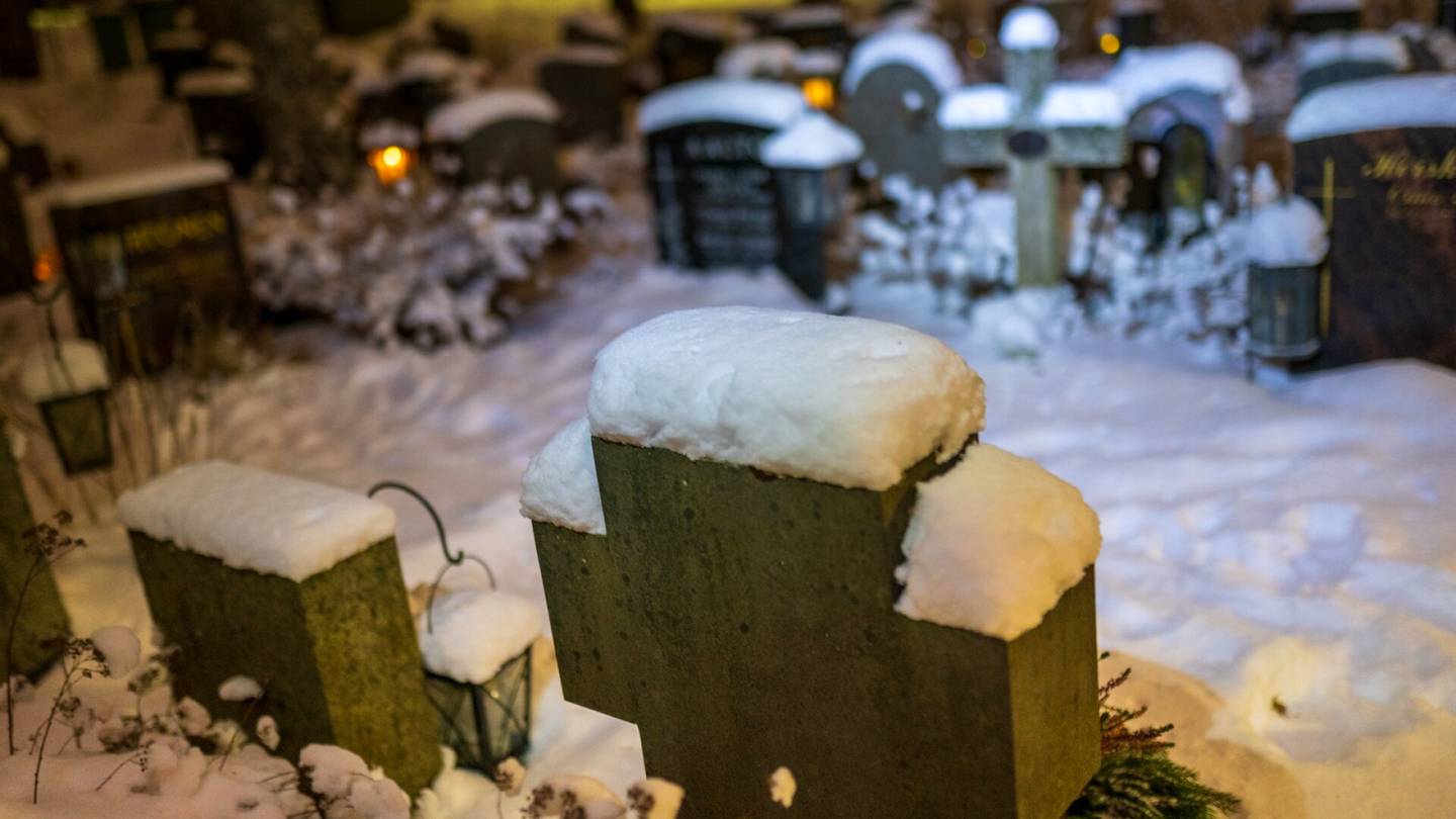HS Turku | Äiti huomasi, että lapsen haudalta oli varastettu muisto­esineitä – Sitten hän lähti seuraamaan jälkiä lumessa