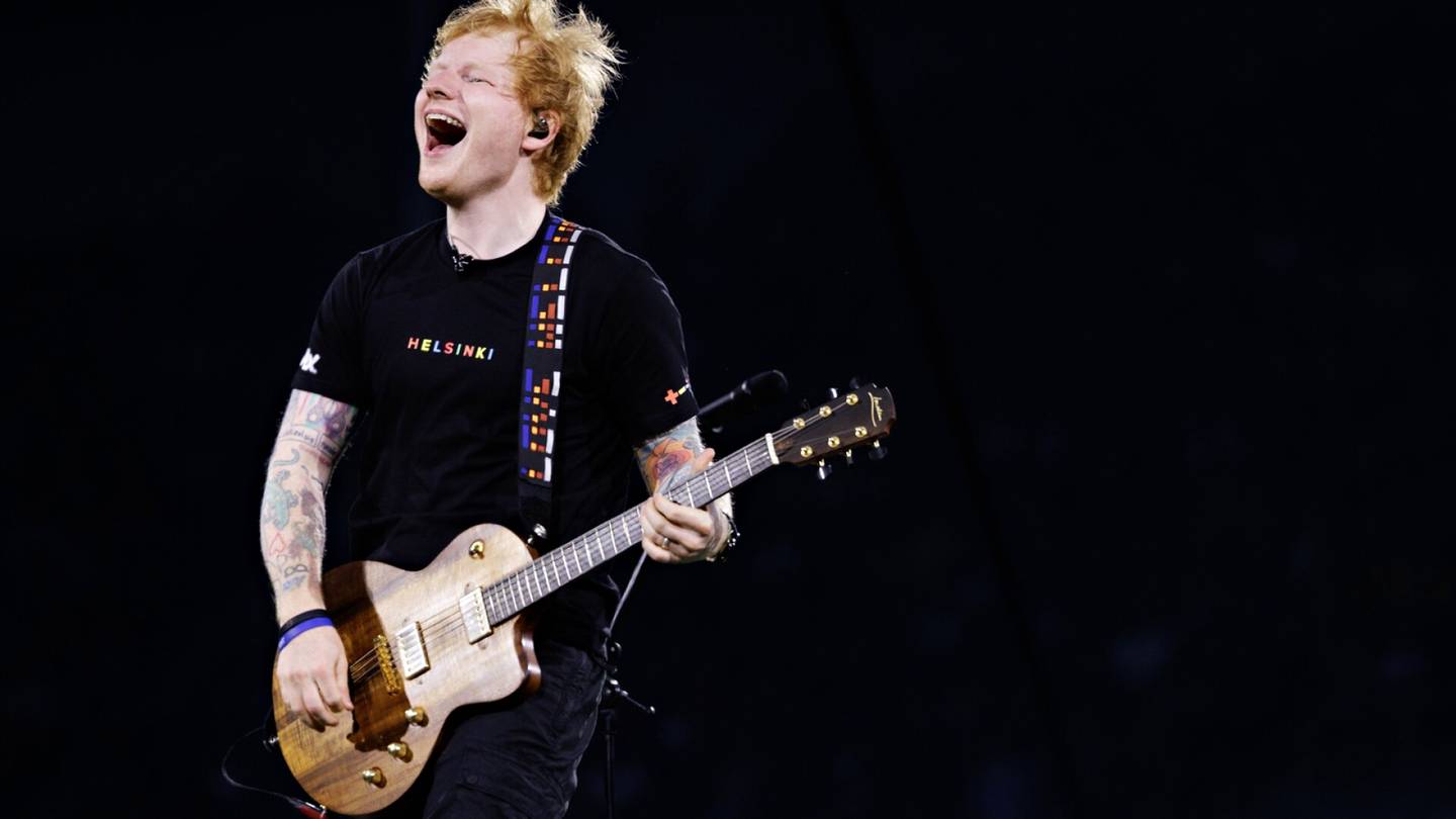 Konserttiarvostelu | Ed Sheeranin esiintyminen Helsingissä sisälsi kaikki stadionkonserttien kliseet ja yleisö söi positiivisen showmiehen kädestä