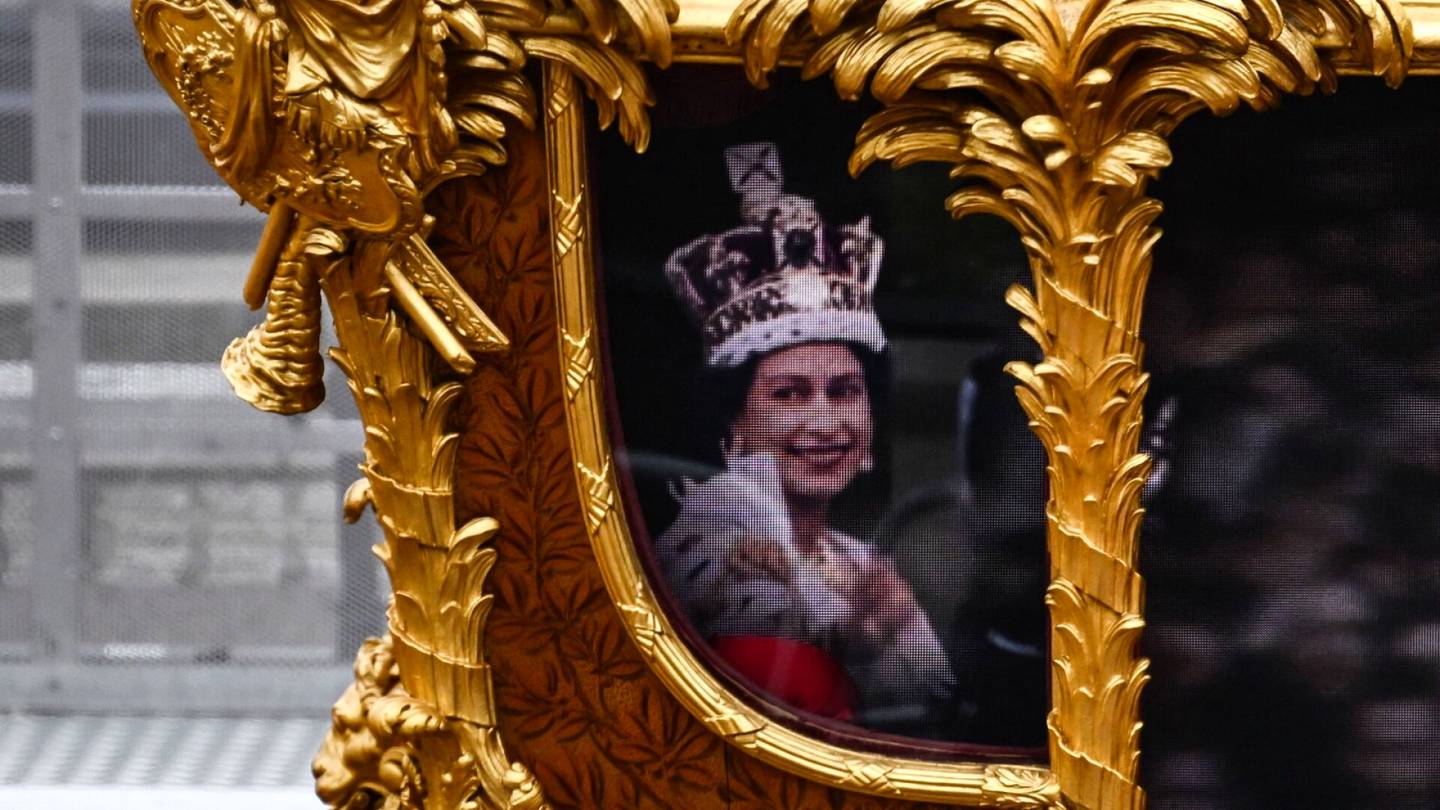 Kuvakooste | Kuningatar Elisabetin hulppeiden platinajuhlien päätös täytti Britannian kadut riemukkaalla juhlakansalla