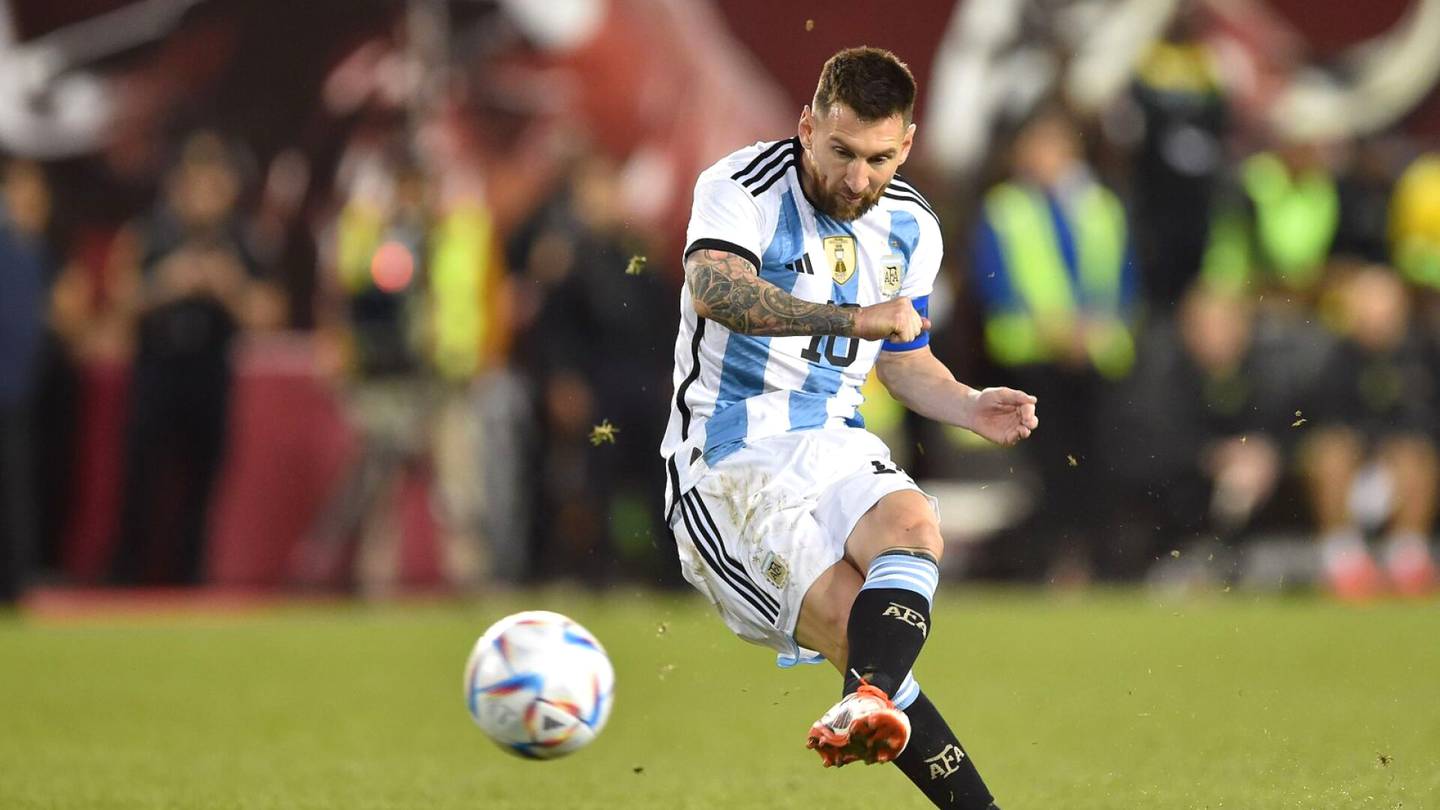 Jalkapallo | Messi iski taas kaksi maalia – taiteili nimi­kirjoitusta paidattoman fanin selkään, kun turva­miehet olivat jyrätä tähden
