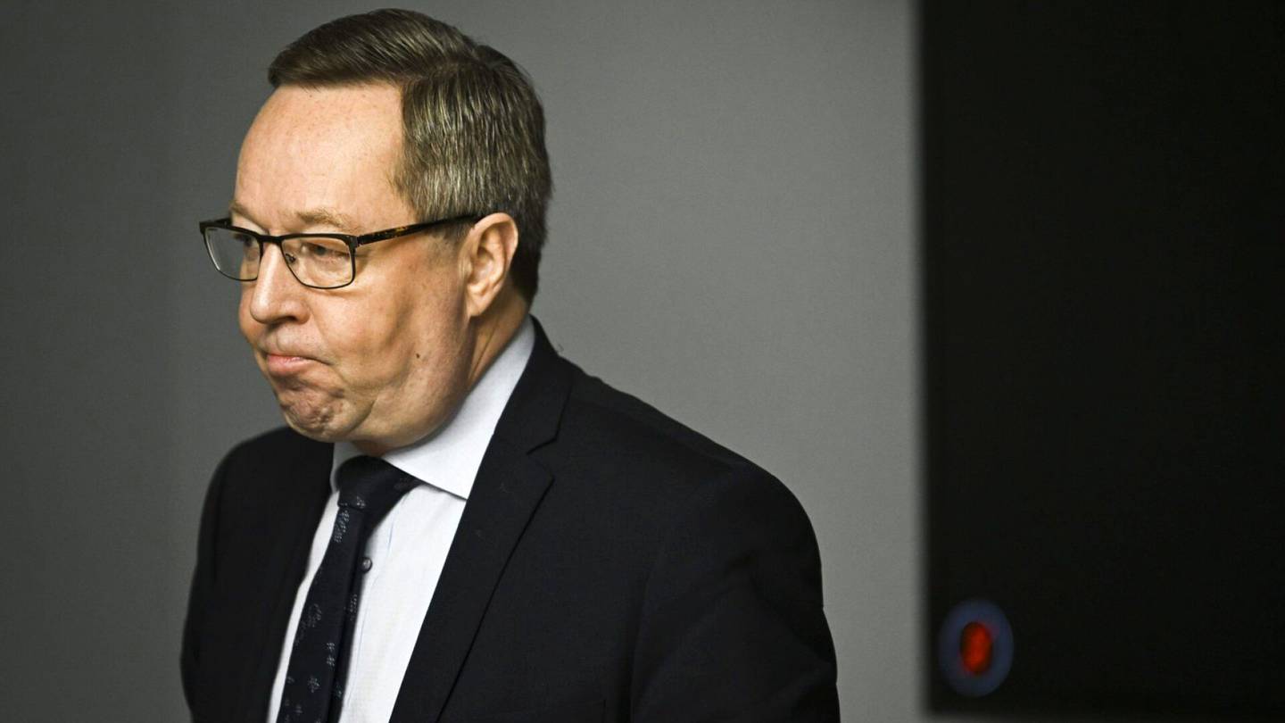 Ministeri | Lintilä kertoi lonkeron juomisesta Ruotsin-lennolla, Puolustus­voimien mukaan lennolle ei ollut pyydetty tarjoilua
