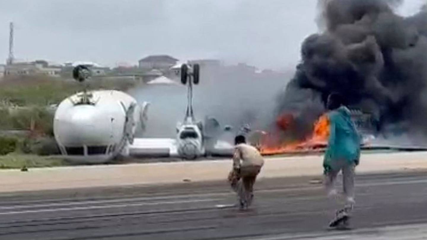 Lento-onnettomuudet | Matkustajakone kääntyi katolleen laskeutuessaan Somaliassa – Kaikki matkustajat selvisivät hengissä
