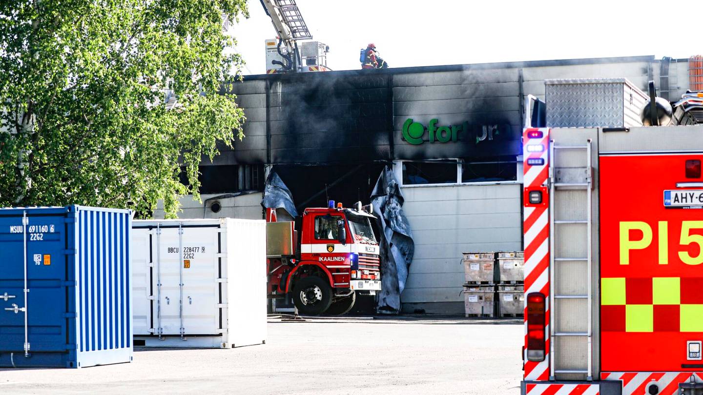 Tulipalot | Ikaalisissa syttyi tulipalo isossa tehdas­kiinteistössä – Palo saatu hallintaan, sammutus­työt jatkuvat