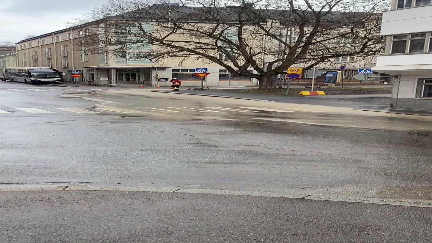 Tampere | Satakunnankadulla tulvii putkesta vettä – katuja poikki liikenteeltä