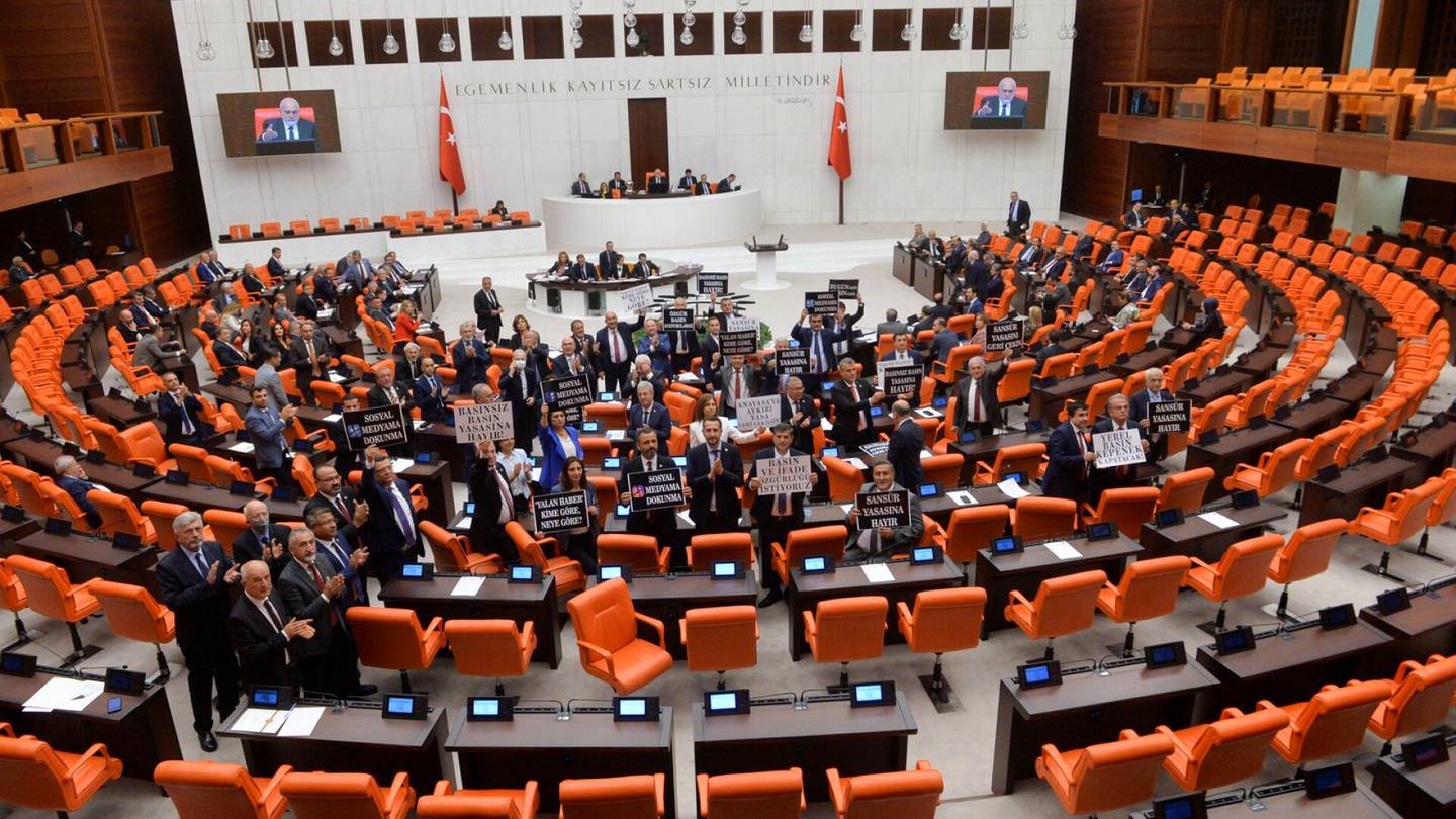 Sananvapaus | Turkin parlamentti hyväksyi kiistellyn media­lain