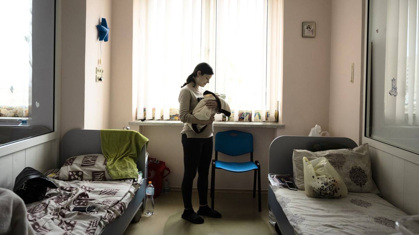 Ukrainan sota | ”Lapset, jotka selviävät sodasta, kykenevät tekemään mitä tahansa” – HS tapasi äitejä ja vauvoja ukrainalaisessa lasten­sairaalassa