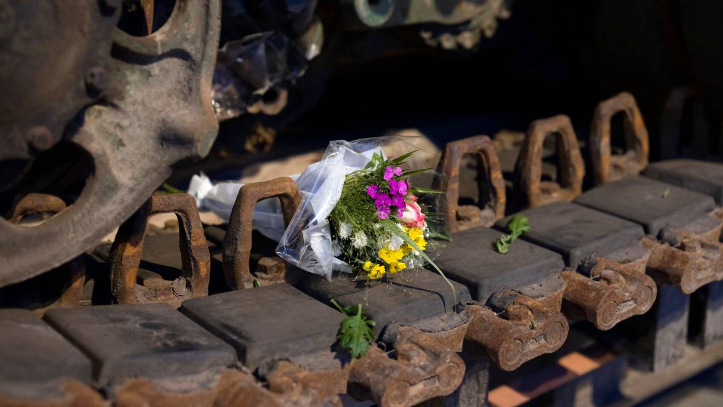 Helsinki | Tuhotulle venäläiselle panssari­vaunulle tuodaan kukkia vastoin järjestäjien toivetta – ”Oli törkeää sallia tankin laittaminen esille”