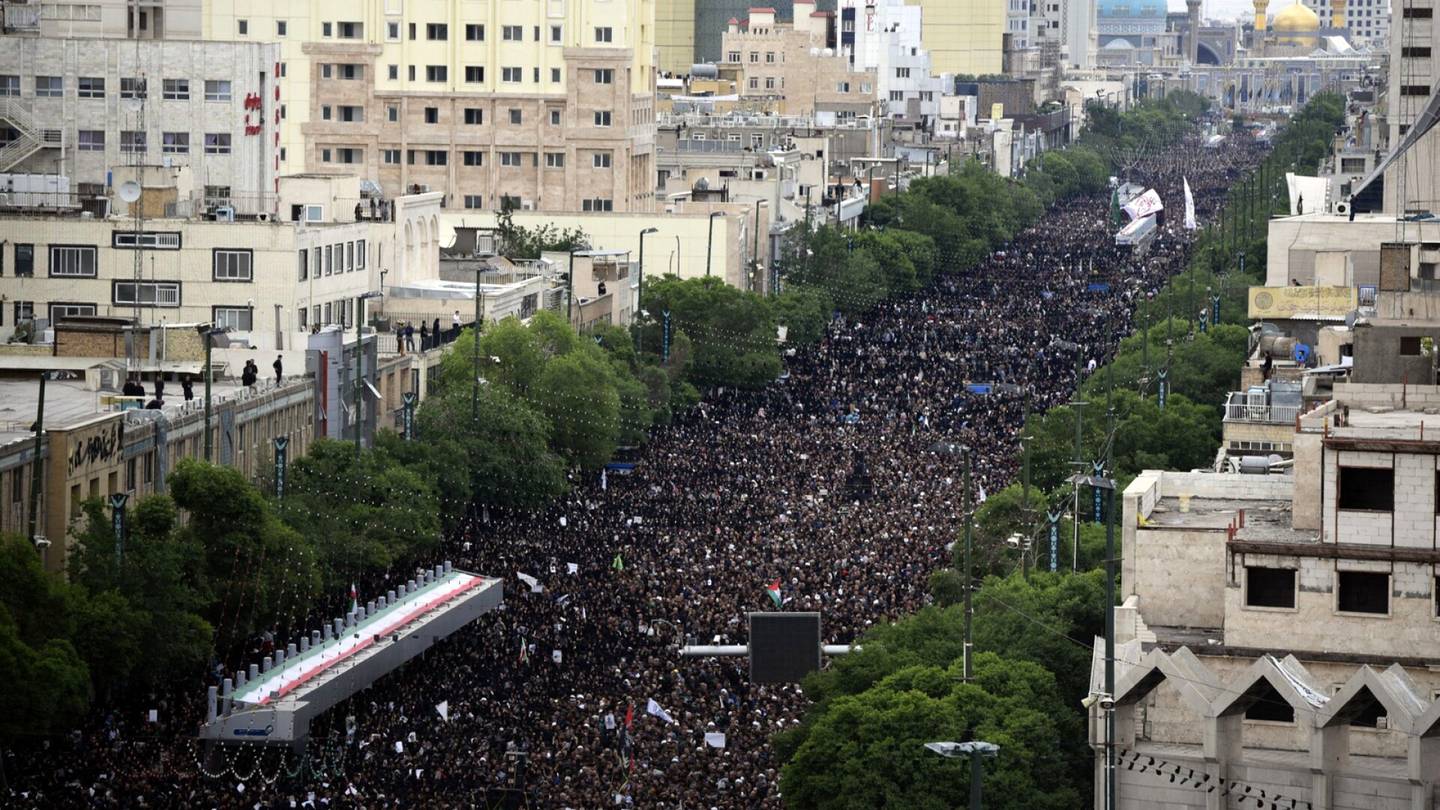 Iran | Kopteri­turmassa kuolleen presidentin hautajais­saattue täytti tämän koti­kaupungin kadut