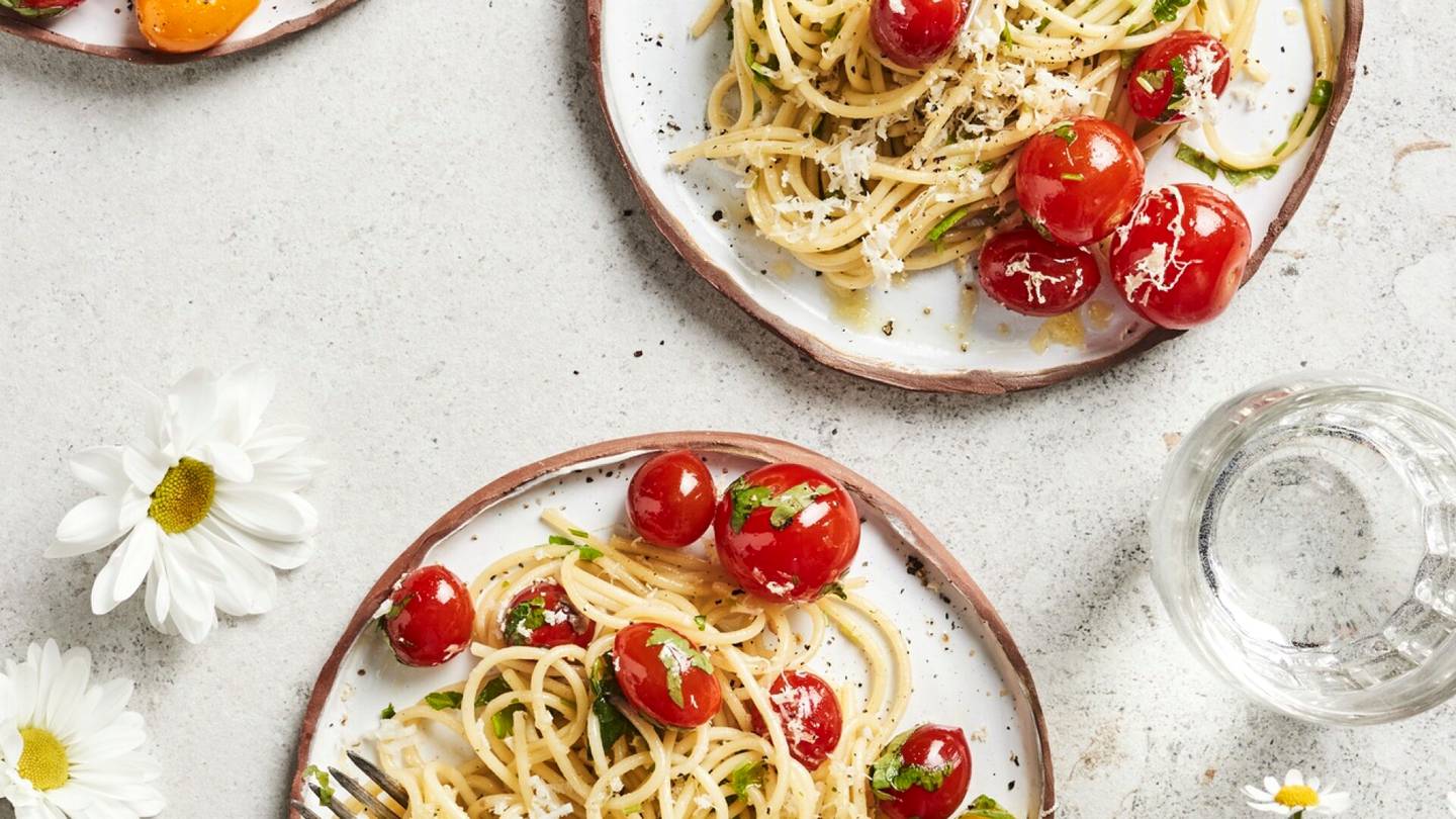 Arkiruoka | Vartissa valmis pasta kirsikka­tomaateista pelastaa, kun ei jaksaisi kokata mitään
