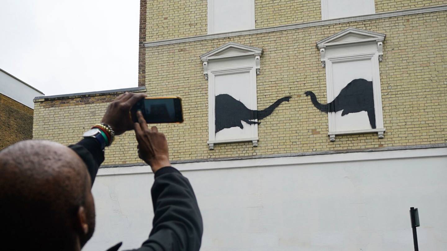 Taide | Banksy iski taas: Nyt lontoolaisen talon seinään ilmestyi kaksi norsua