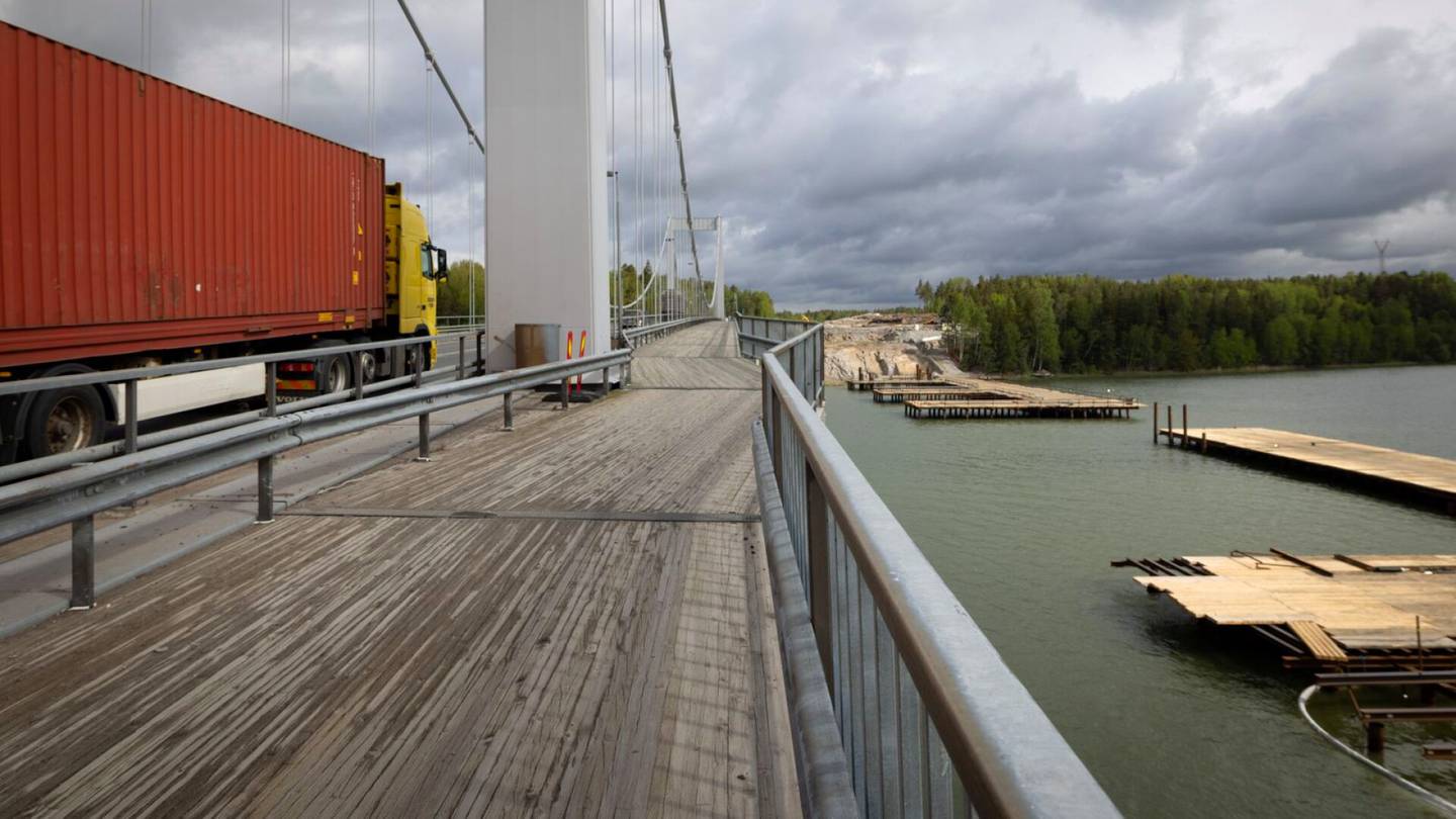 HS Turku | Pälvi Ruola poimii saariston suurimman silta­työmaan jätteitä vene­väylältä – ”Eilen noukimme vaahto­sammuttimen”
