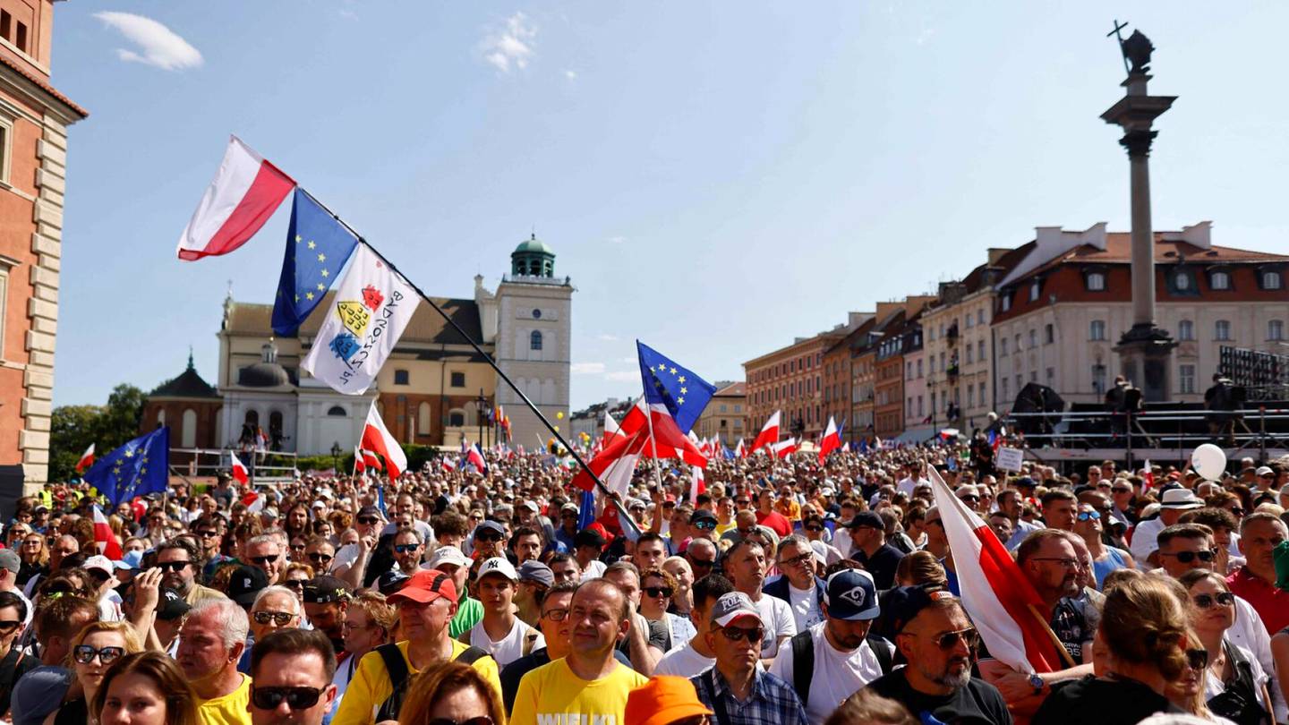 Puola | Sadattuhannet osoittivat mieltään hallitusta vastaan ja demokratian puolesta Varsovassa
