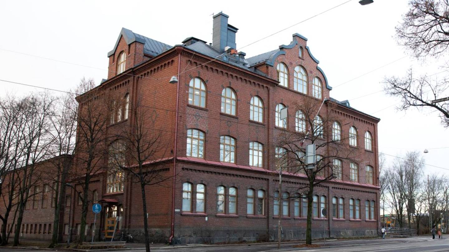 Rakentaminen | Helsinki harkitsee huonokuntoisen mutta toimivan koulun myyntiä eniten tarjoavalle