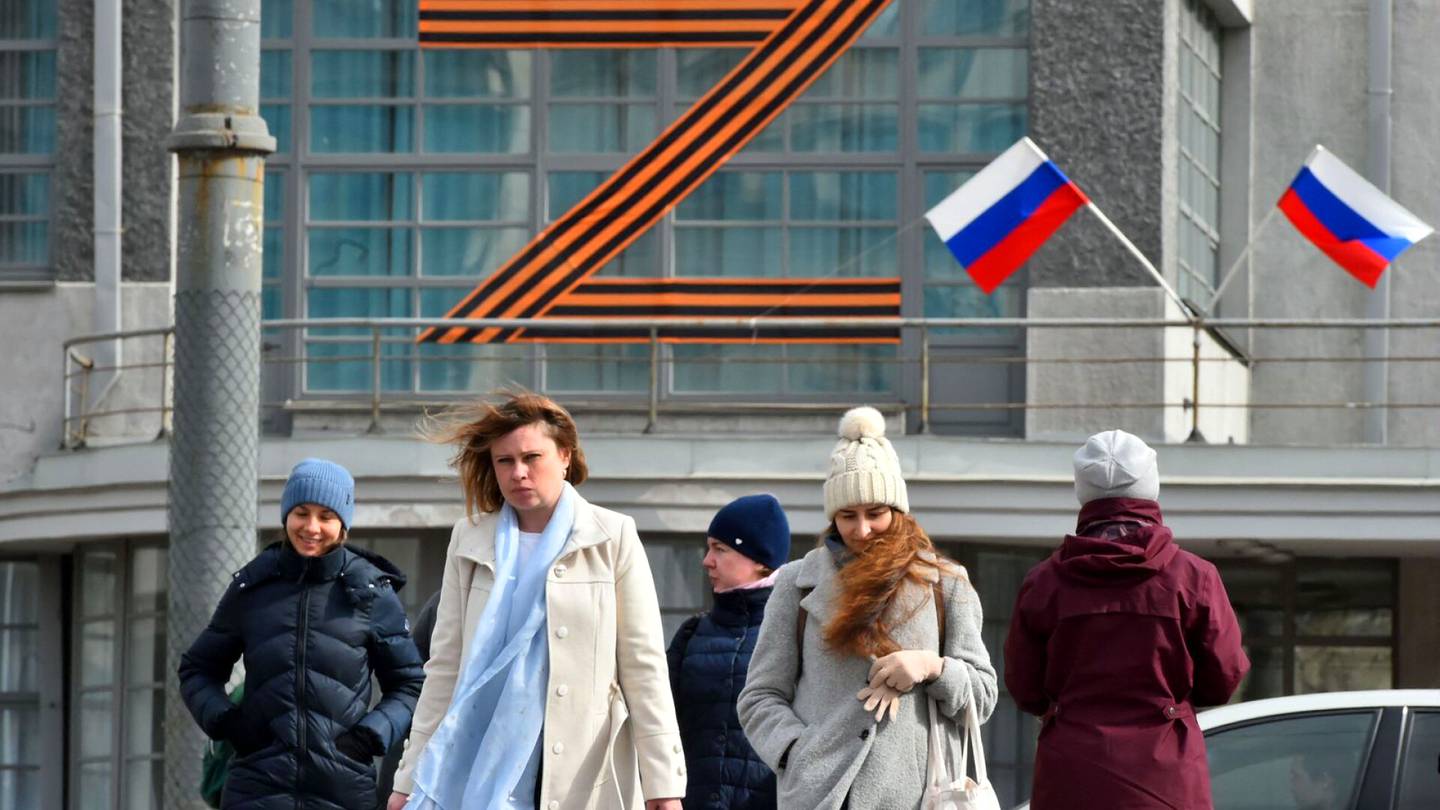 Venäjän hyökkäys | Viro kieltää viha­mieliset symbolit julkisissa kokoontumisissa kahdeksi viikoksi: joukossa Venäjän lippu ja Z-kirjain