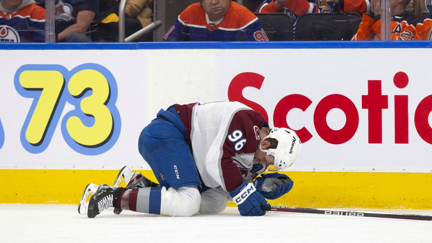 NHL | Mikko Rantanen loukkaantui NHL:ssä – rajusti jyrätty suomalaistähti hoiperteli ulos kaukalosta