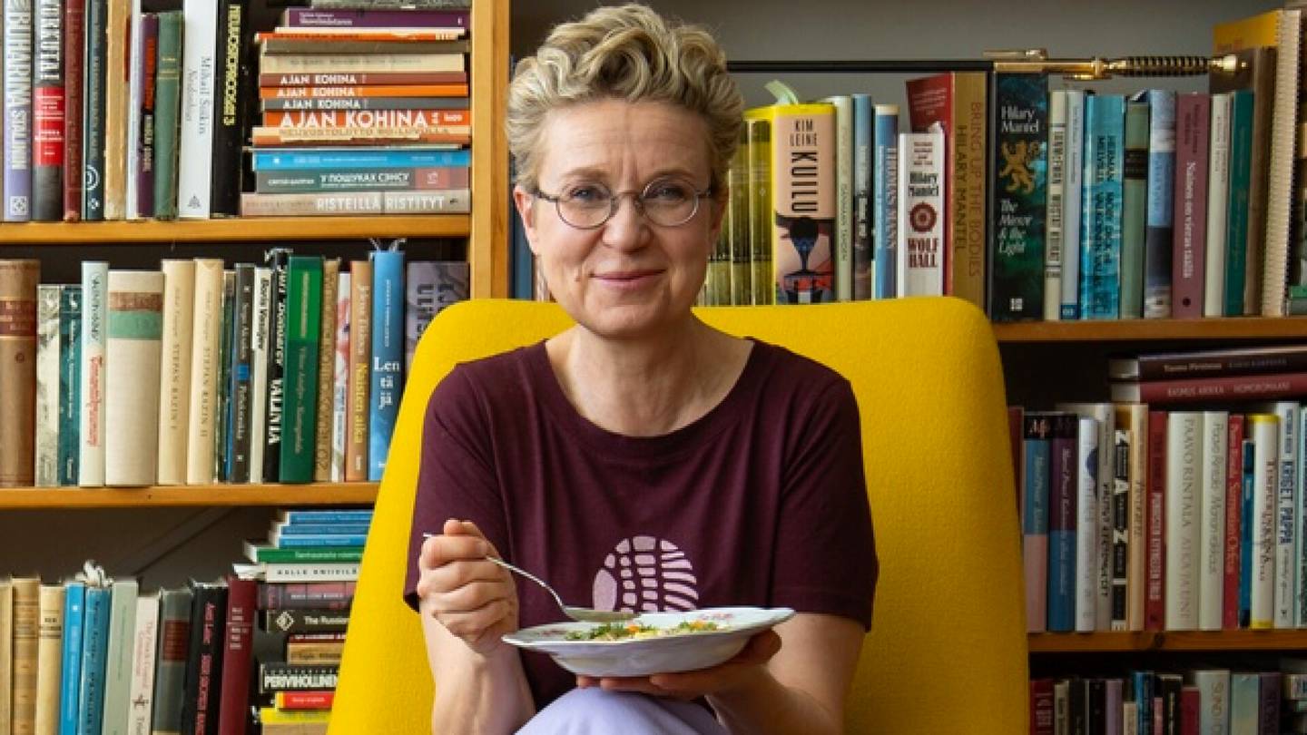 Bravuuri | Kirjailija Sirpa Kähkönen asuu yksin, mutta kun hän laittaa ruokaa, keittiössä ovat läsnä kaikki hänen sukunsa naiset