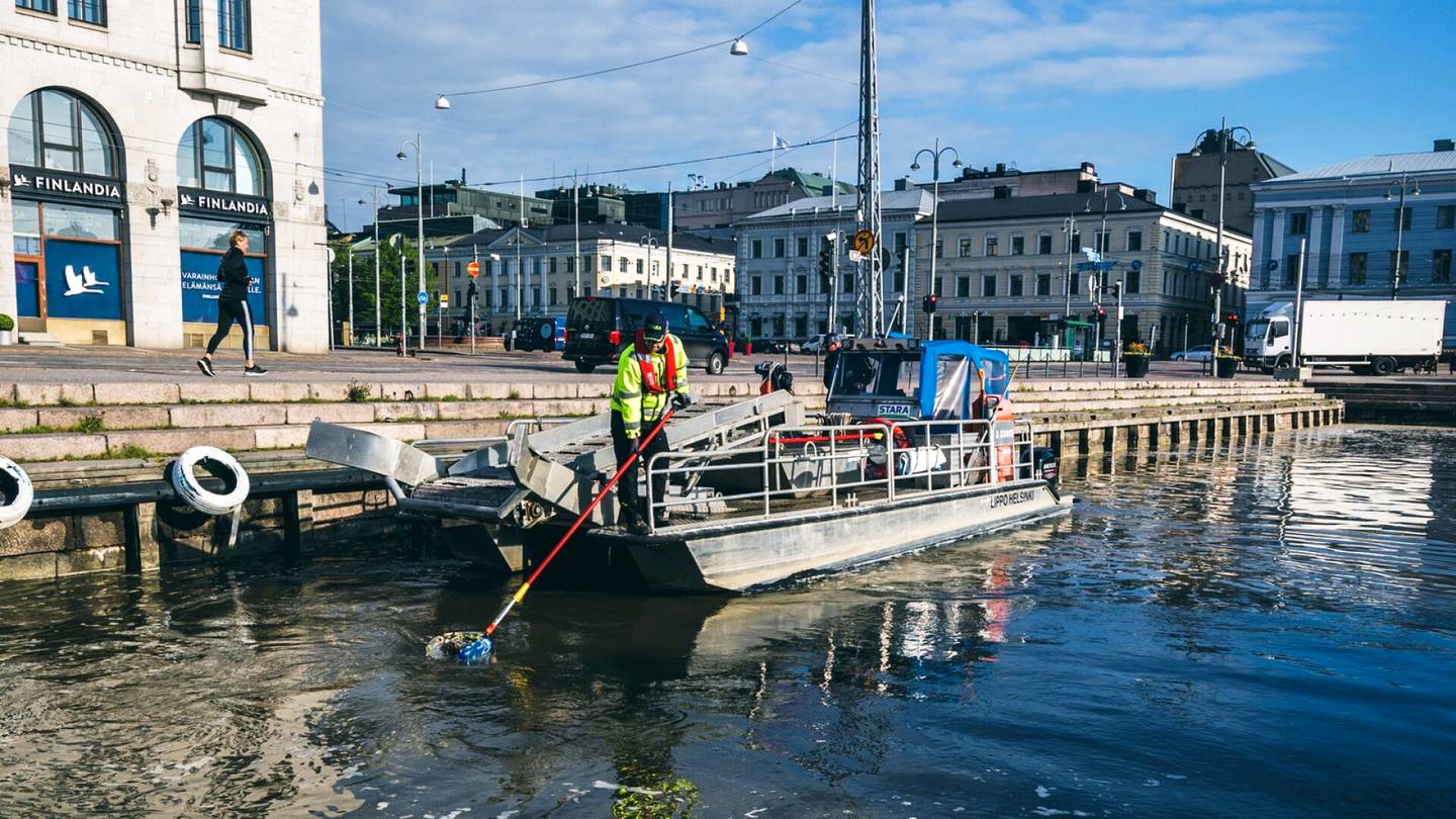 Ympäristö | Helsinki aloittaa rantavesien siivouksen – Viime vuonna merestä kerättiin 100 kuutiota roskaa