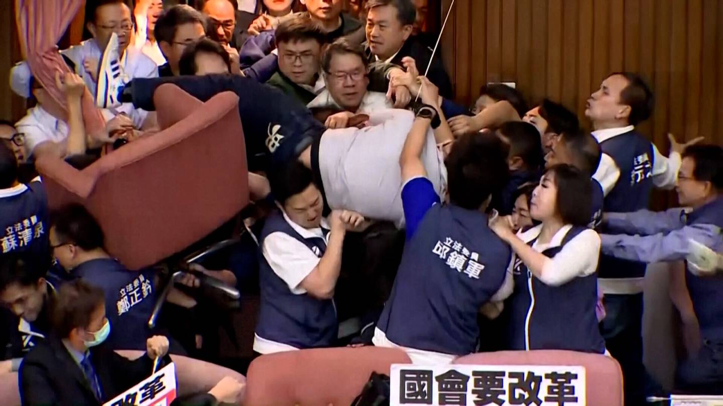 Video | Kaaos Taiwanin parlamentissa: poliitikot varastivat dokumentteja ja rimpuilivat toistensa päällä