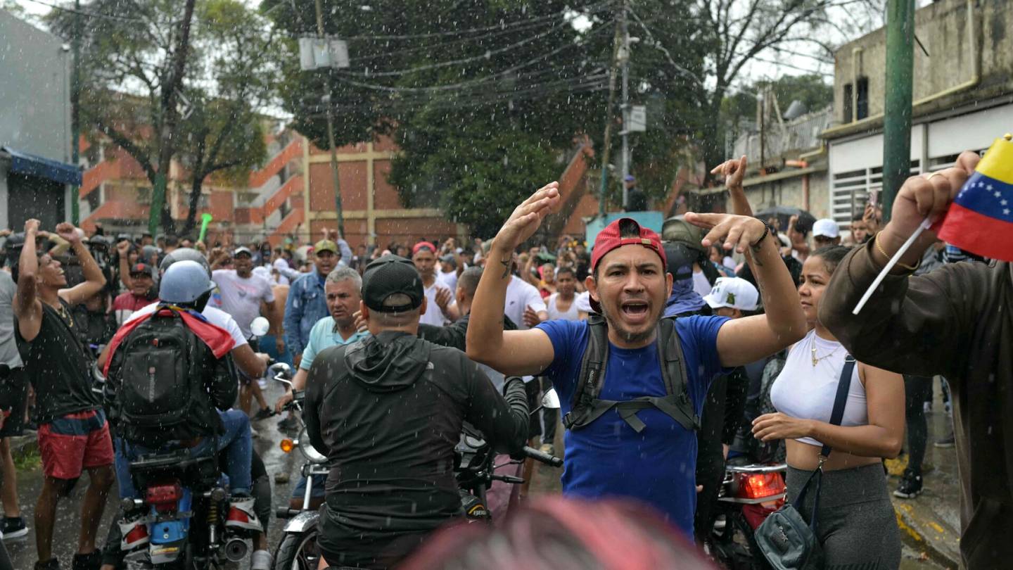 Venezuela | Venezuelan Maduro sanoo opposition yrittävän vallan­kaappausta