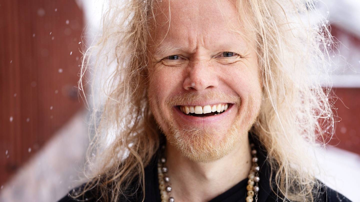 Henkilö | Ville Juurikkala kuvasi maailman suurimpia rock­tähtiä ja kärsi riippuvuuksista, mutta yksi kappale sai hänet kyseen­alaistamaan elämän­tapansa
